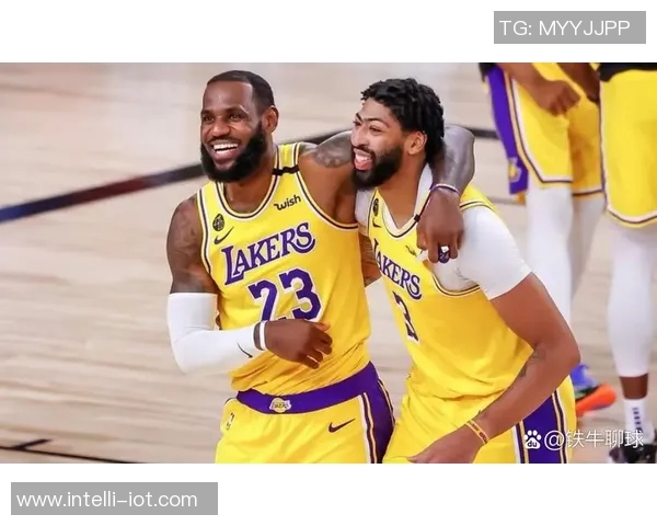 湖人对阵掘金詹姆斯精彩入场瞬间引发全场热烈欢呼 湖人对阵掘金詹姆斯精彩入场瞬间引发全场热烈欢呼