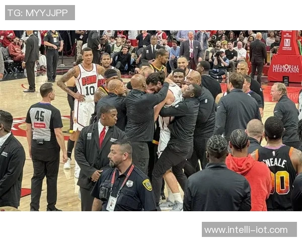 马刺与湖人激战正酣八日对决引发球迷热议与期待