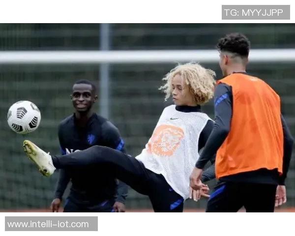 哈维西蒙斯的崛起与未来展望：从天才少年到足球巨星的成长之路